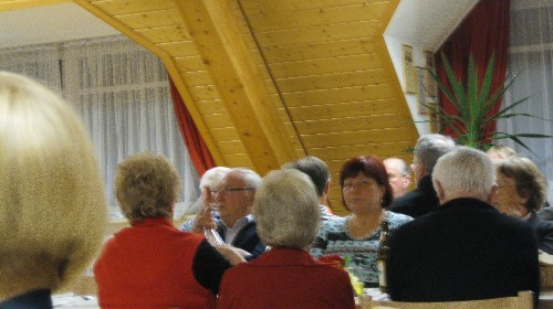 Helferfest 2010 – Gäste und Sänger in geselliger Runde